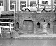 880445 Gezicht op de verwaarloosde werfkelders onder het pand Oudegracht 312 te Utrecht, met links de werftrap.